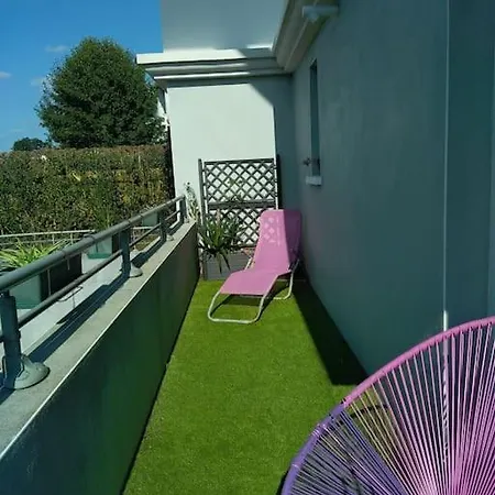 Avec Terrasse, Petit Jardin Et Piscine Apartment