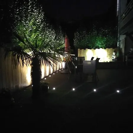 Apartment Avec Terrasse, Petit Jardin Et Piscine