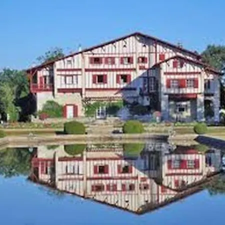 Apartment Avec Terrasse, Petit Jardin Et Piscine *