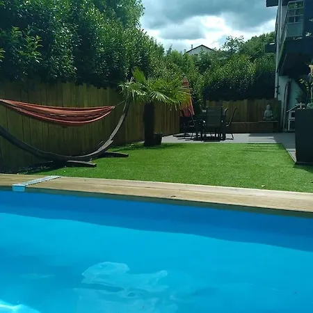 Apartment Avec Terrasse, Petit Jardin Et Piscine Cambo-les-Bains